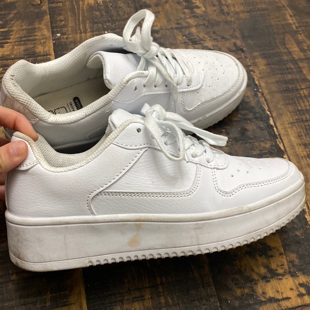 White tennis shoes